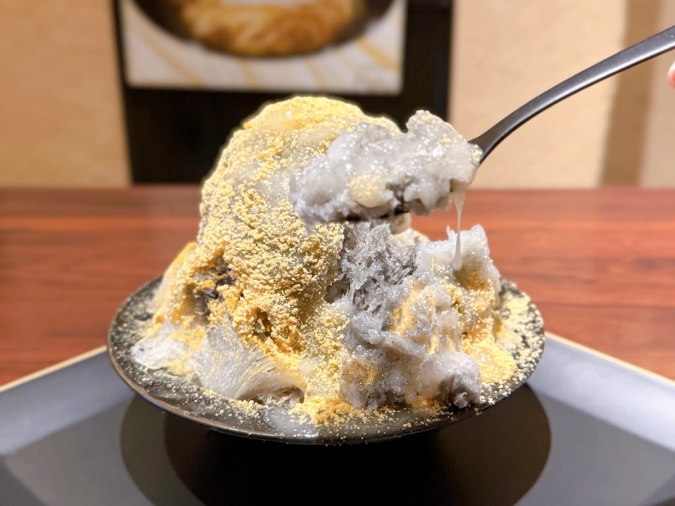 ハルノコオリ　焙煎黒胡麻蜜とくろすきなこのかき氷（羽二重餅掛け）