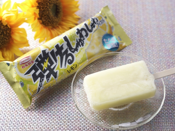 アイスマニアおすすめ新感覚アイス／丸永製菓「弾けるしゅわしゅわアイスバー レモン」