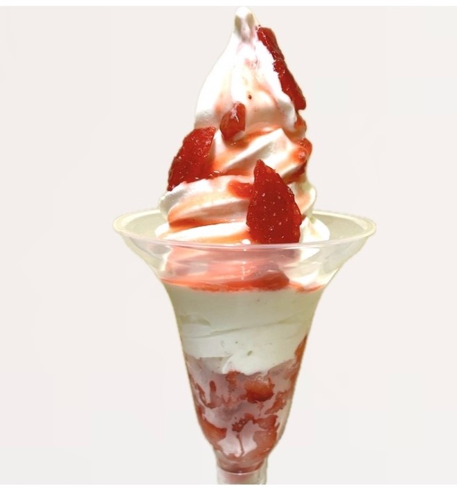 夏の北海道展　大丸福岡天神店　豊富牛乳ソフトクリームとけずりイチゴパフェ