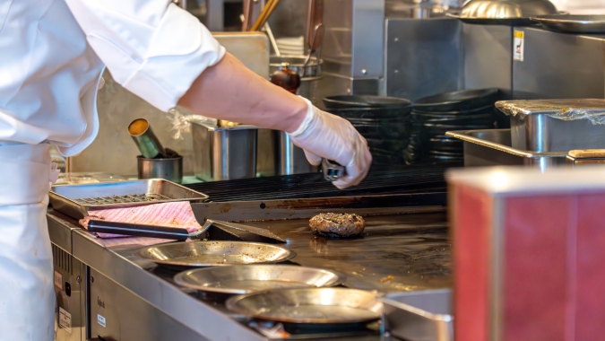 THE CONTINENTAL ROYAL & Goh ハンバーグ調理