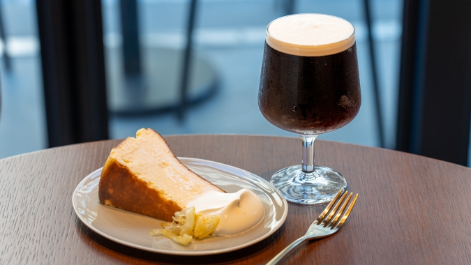 THE CAFE by ONE FUKUOKA HOTEL バスクチーズケーキ＆コールドクレマコーヒー