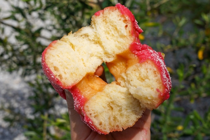 BLANKET DONUTS 飯塚店：ラズベリーホワイトチョコレート