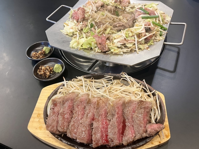炊き肉牛ちゃん 小倉店 和牛ミックスホルモン炊き肉と最高級鹿児島黒牛サーロインステーキ