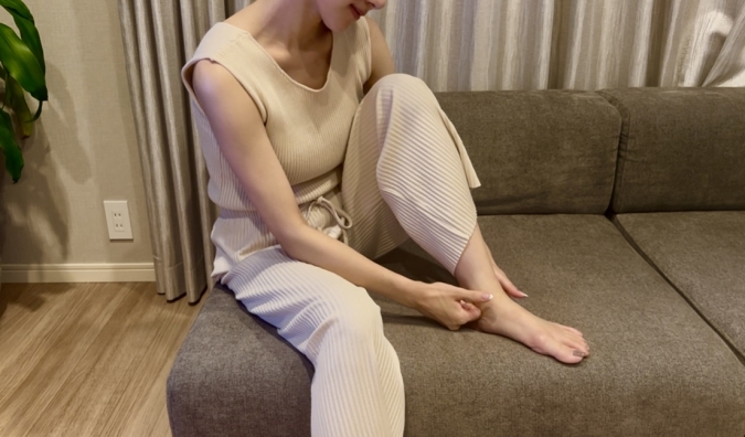 くるぶしをグーにした手でぐるぐるとなぞってやさしく刺激