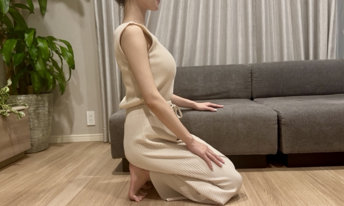 かかとの上にお尻を乗せる。“気持ちいい痛さ”を目安に30秒ほどキープ。