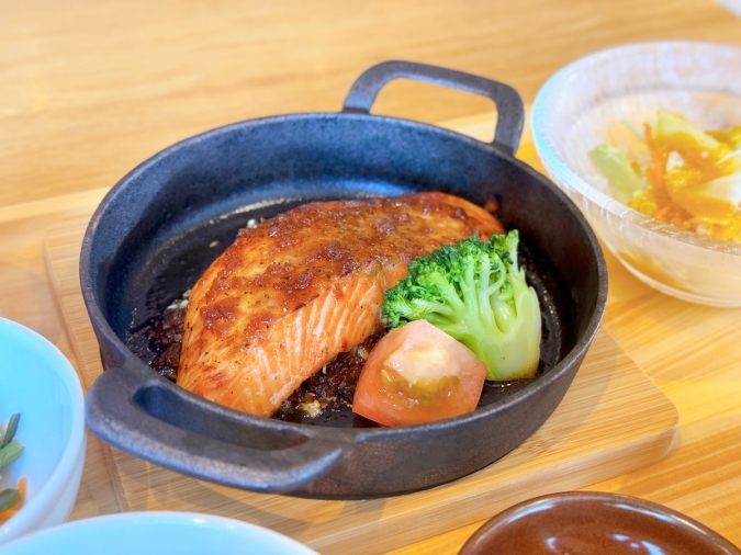 おぼんdeごはん MARK IS福岡ももち店 サーモンの生姜醤油ソース