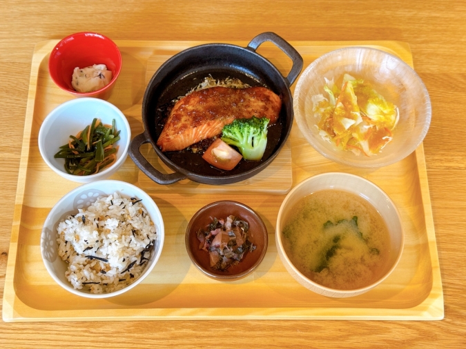 おぼんdeごはん MARK IS福岡ももち店 サーモンの生姜醤油ソース