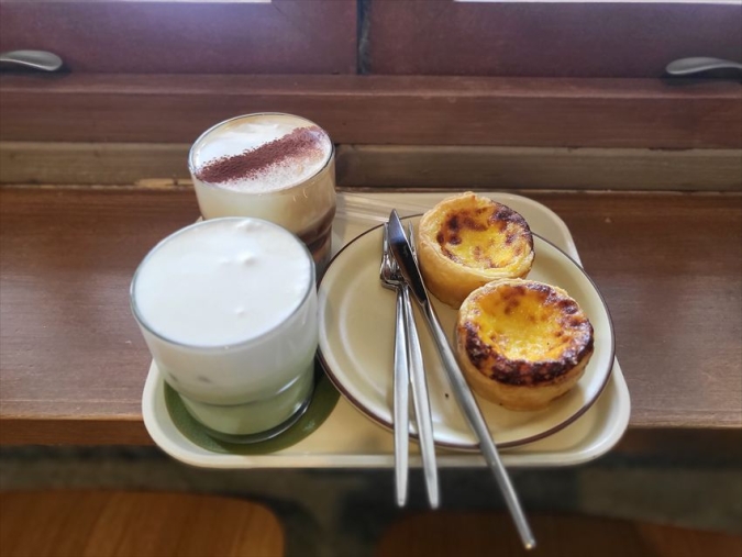 DeepCoffeeStreetで注文したエッグタルトとドリンク