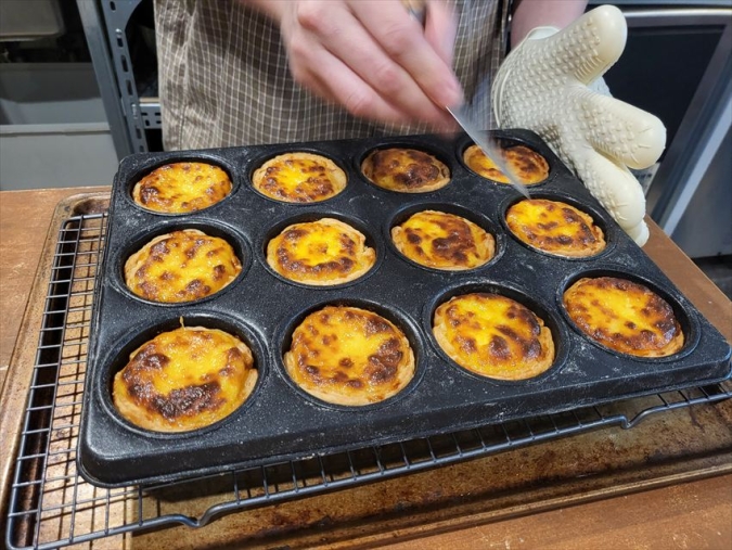 DeepCoffeeStreetの看板メニューエッグタルトが焼きたて