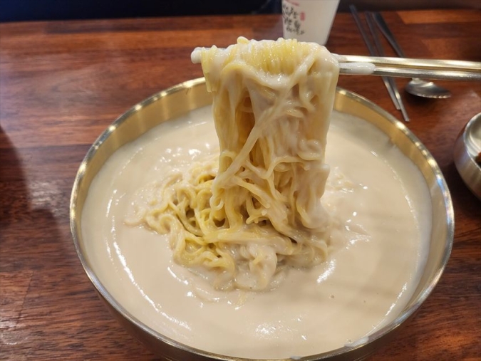 オコンのメットルコングクスの黄色い麺