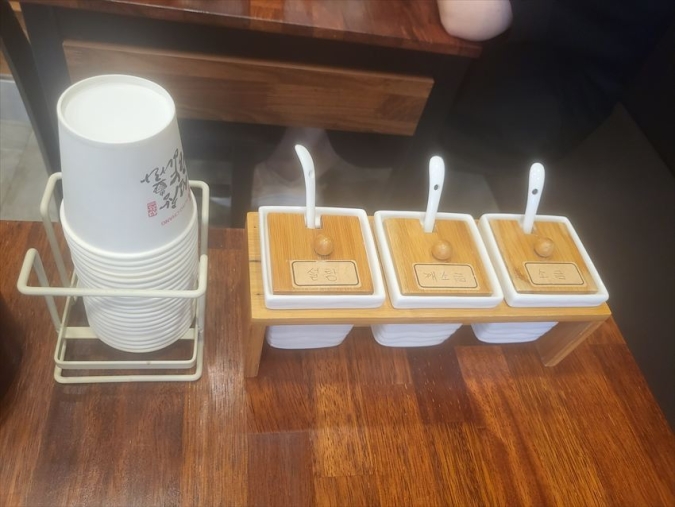 オコンのテーブルの上にはる調味料