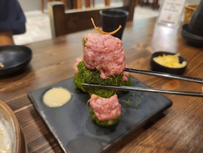 ジョンヒロッテ百貨店光復店のカムテタルタルを箸であげる