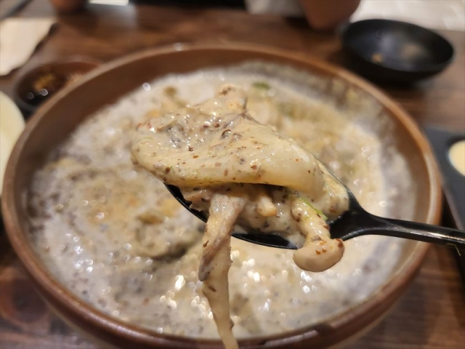 ジョンヒロッテ百貨店光復店のコサリスジェビをスプーンですくう