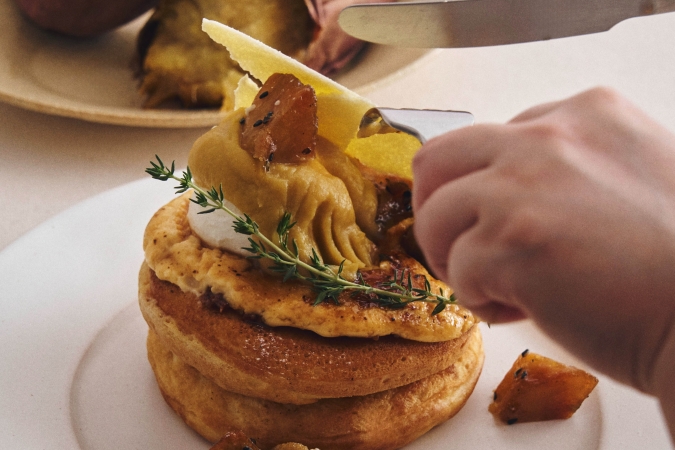 カフェ＆ブックス ビブリオテーク　“蜜芋”と塩バターの焦がしブリュレパンケーキ はちみつレモンソース