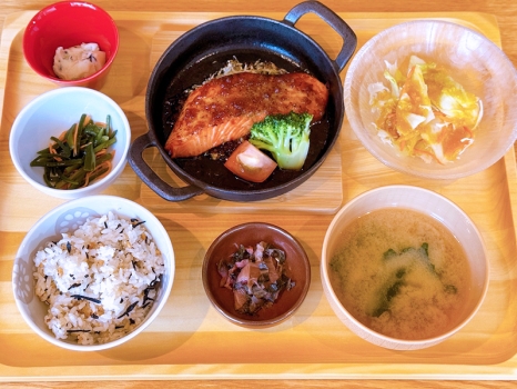 おぼんdeごはん MARK IS 福岡ももち店『サーモンの生姜醤油ソース』／福岡市中央区地行浜