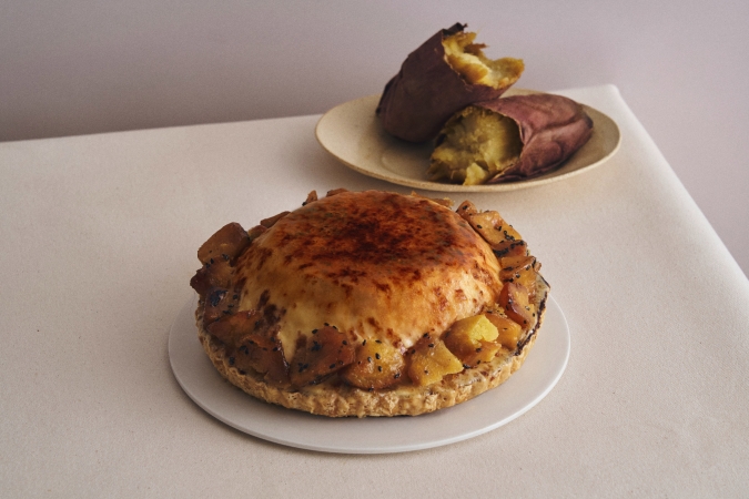 カフェ＆ブックス ビブリオテーク “蜜芋”の焦がしブリュレパイ