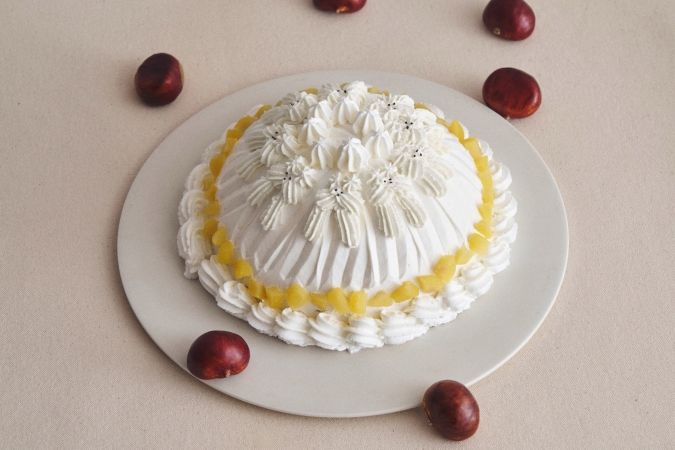 カフェ＆ブックス ビブリオテーク　和栗のマロンシャンティ〈ホワイトテリアのミルブラン〉