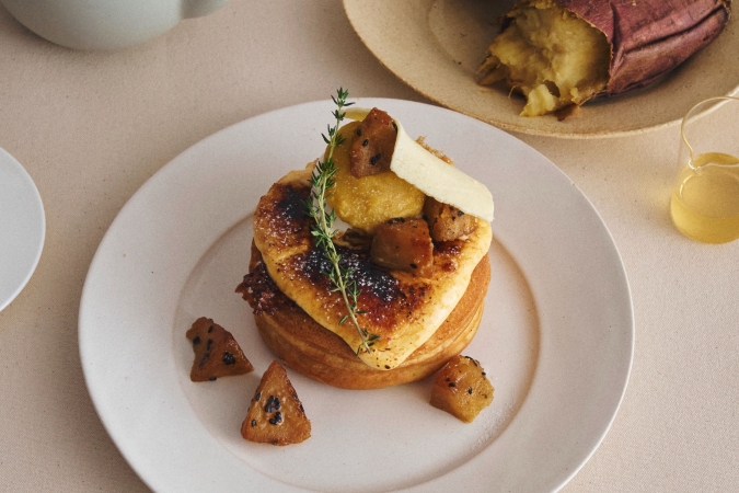 カフェ＆ブックス ビブリオテーク　“蜜芋”と塩バターの焦がしブリュレパンケーキ はちみつレモンソース