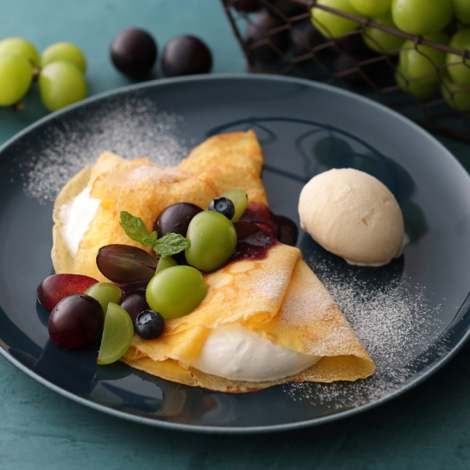 キハチカフェ　シャインマスカットと巨峰のクレープ バニラアイス添え