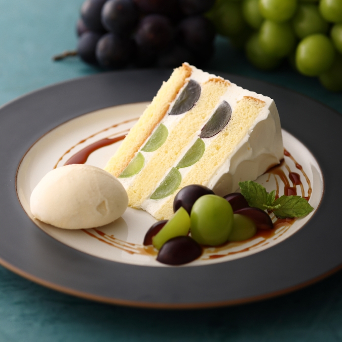 キハチカフェ　シャインマスカットと巨峰のショートケーキ バニラアイス添え