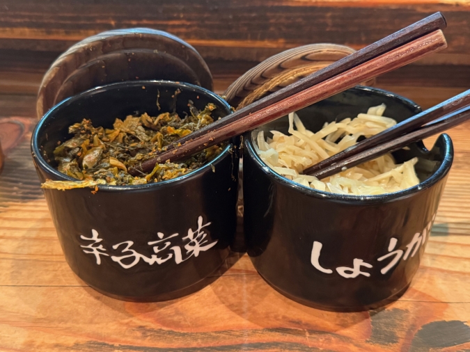 博多一双 博多駅東本店　卓上の高菜としょうが