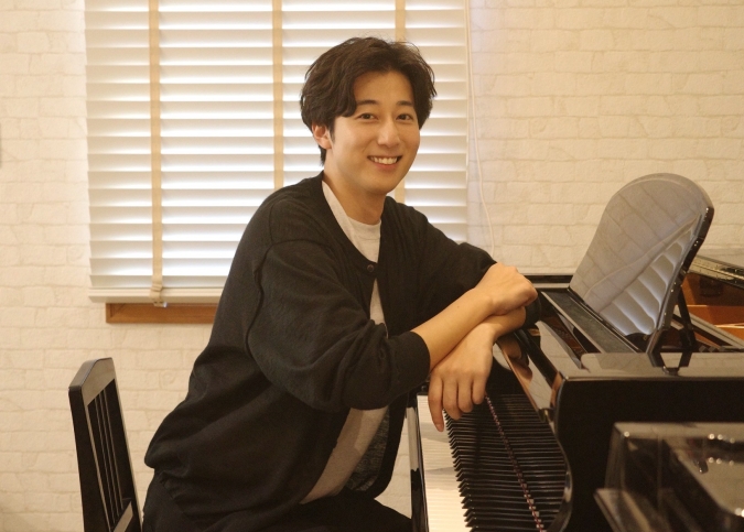 バリはやッ！10周年MC岡澤アキラがピアノ演奏に挑戦