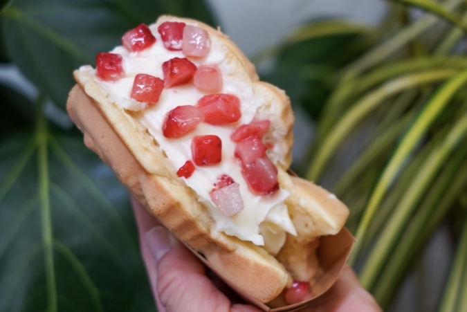 開運堂本舗 甘味処:チーズクリーム+いちご