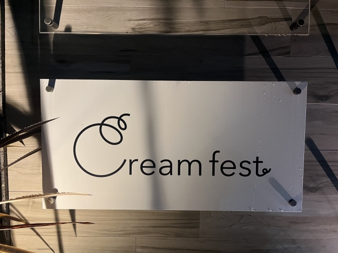クリームフェスト太宰府店 看板