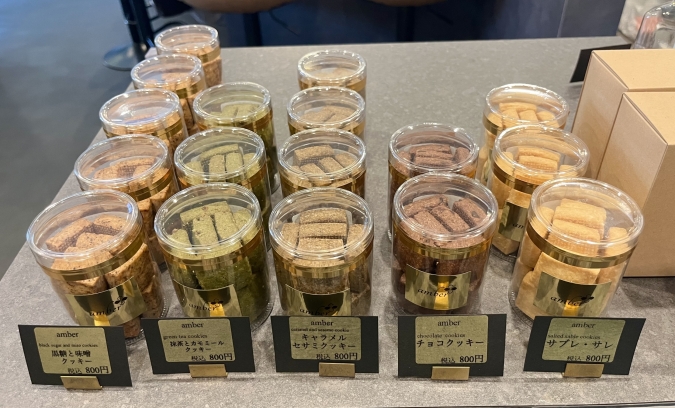 amber（アンバー）黒蜜と味噌クッキー、抹茶とカモミールクッキー、キャラメルセサミクッキー、チョコクッキー、サブレ・サレ