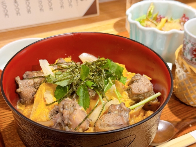 いけすと炭と薪焼と 博多 とりとりと　親子丼（黒）