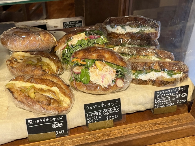 マツパン 照りやきチキンサンド、フォカッチャサンド、ニシンのオレンジ漬けとザジキソースのサンド