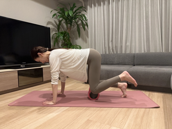 フォームローラーに片方の膝だけをのせた状態で、四つ這いの姿勢になる。