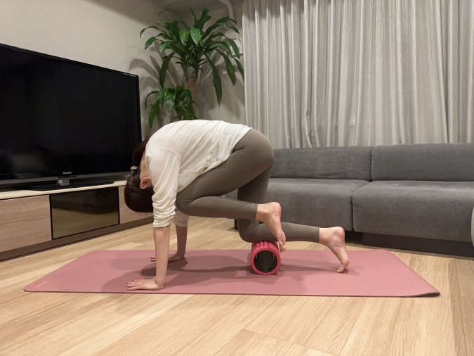 浮かせている方の脚をお腹の方へギュッと引き寄せる。