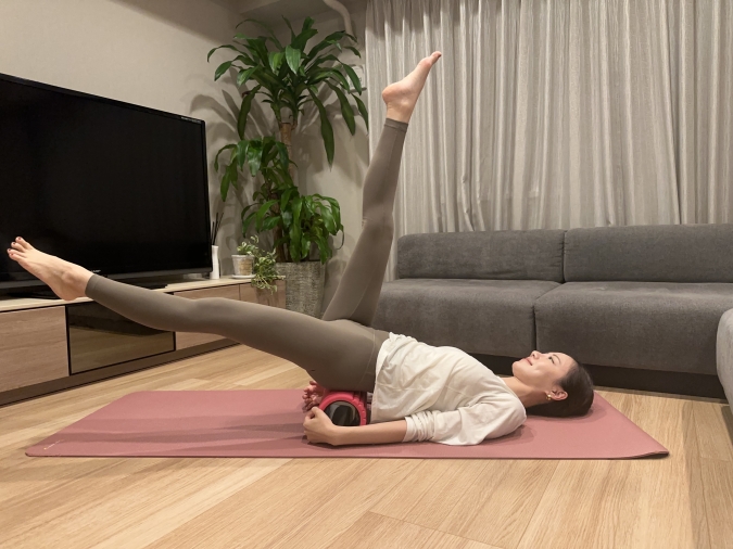 息を吐きながら、片脚ずつゆっくりと床に向かって下ろす→戻すを左右交互に繰り返す。