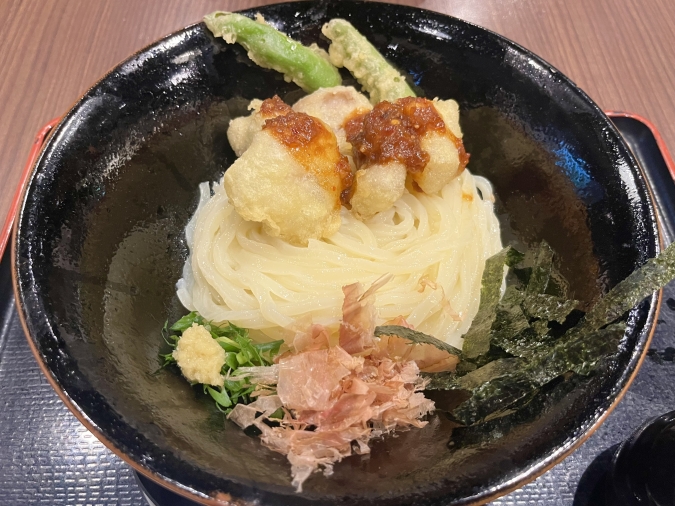 萬田うどん 薬院本店 牛もつの天ぷらぶっかけ