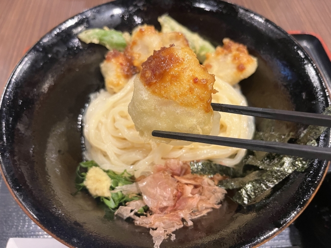 萬田うどん 薬院本店 牛もつの天ぷらぶっかけ