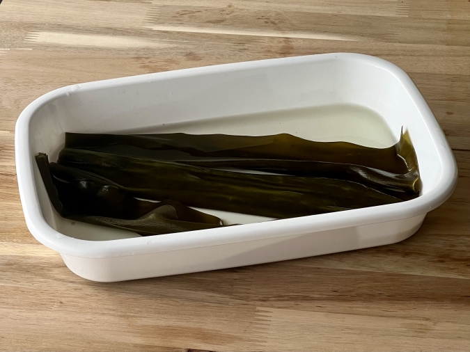 昆布　水に浸ける