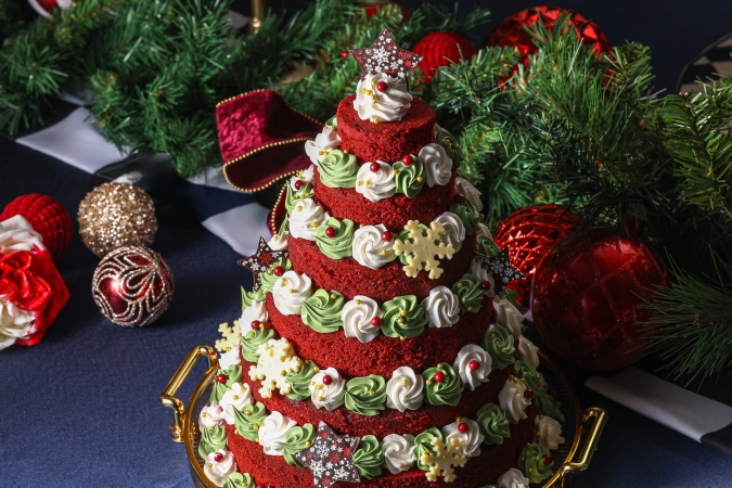 ヒルトン福岡シーホーク「アリスのクリスマス晩餐会」アリスが飾るクリスマスツリー