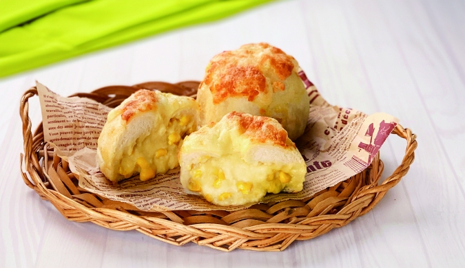 博多阪急「冬の北海道物産大会」美瑛コーンのこぼれとうきびパン コンポタ　北海道産ラクレット、クラッシュチーズのせ