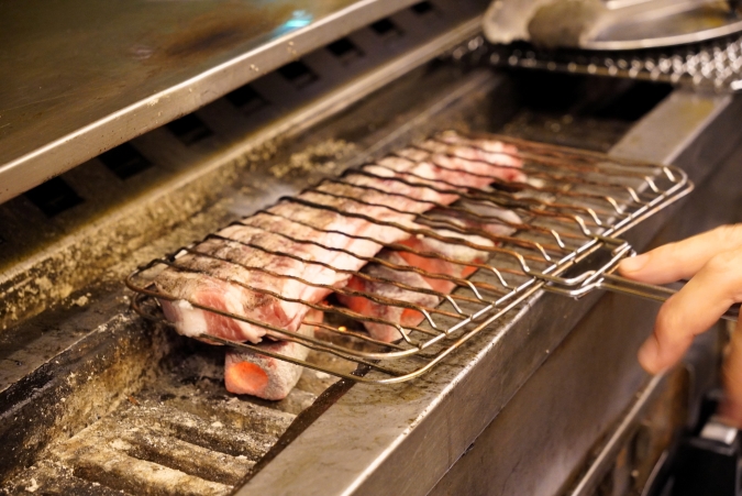 ホランイ　炭火で豚肉を焼く様子