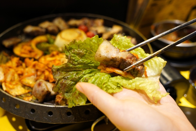 ホランイ　サムギョプサル　サンチュに巻いている様子