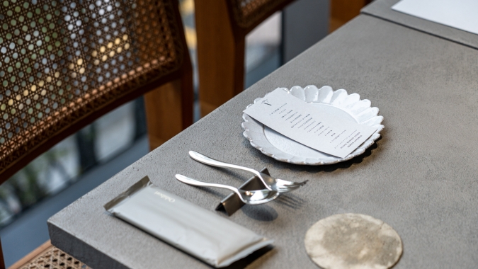 ASAKO IWAYANAGI FUKUOKA テーブル