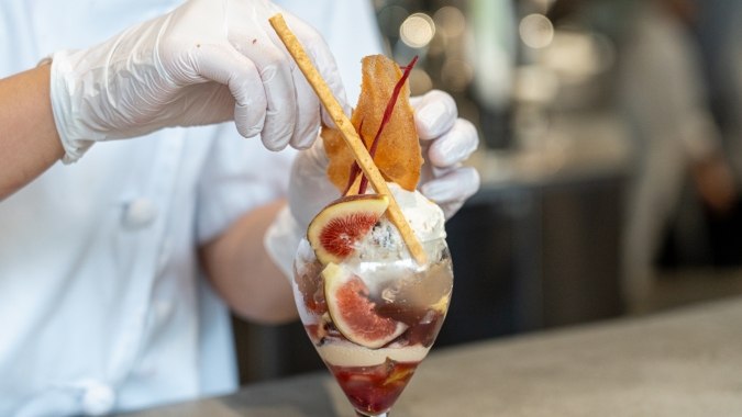 ASAKO IWAYANAGI FUKUOKA パフェ組み立て