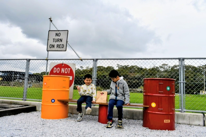 『Mick DOUGHNUTS(ミックドーナツ)』 お店の外に設置されたベンチスペース