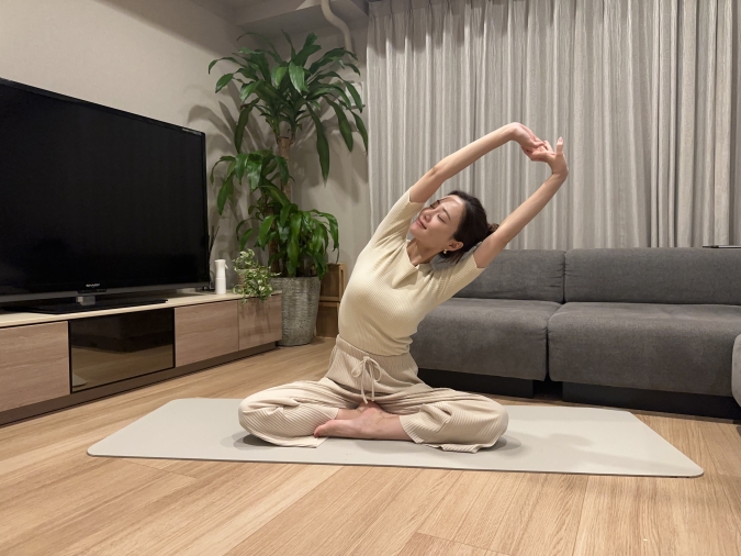 息を吐きながら、左右にゆっくりと体を倒す。呼吸に合わせて1～2往復。