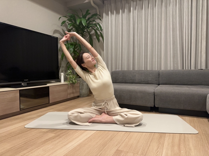 息を吐きながら、左右にゆっくりと体を倒す。呼吸に合わせて1～2往復。