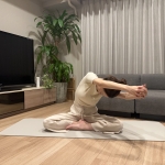 そのまま背中を丸めて、斜め前の空間を描くように円を描くように上体をぐるりと回す。