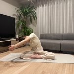 そのまま背中を丸めて、斜め前の空間を描くように円を描くように上体をぐるりと回す。