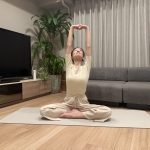 そのまま背中を丸めて、斜め前の空間を描くように円を描くように上体をぐるりと回す。