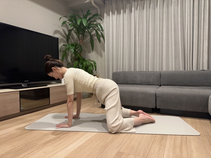 四つん這いになり、膝は肩幅よりやや広め、足の親指同士を合わせる。